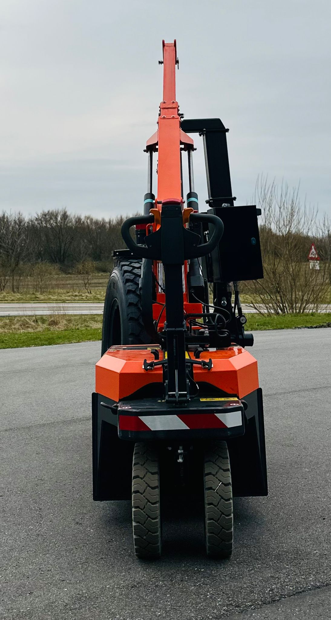 Tyremaster narrow access with minipickers